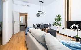 Orestaliving - Spacious 2Br On The Danube Canal